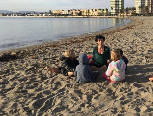 Cantando ohms con los peques en la playa