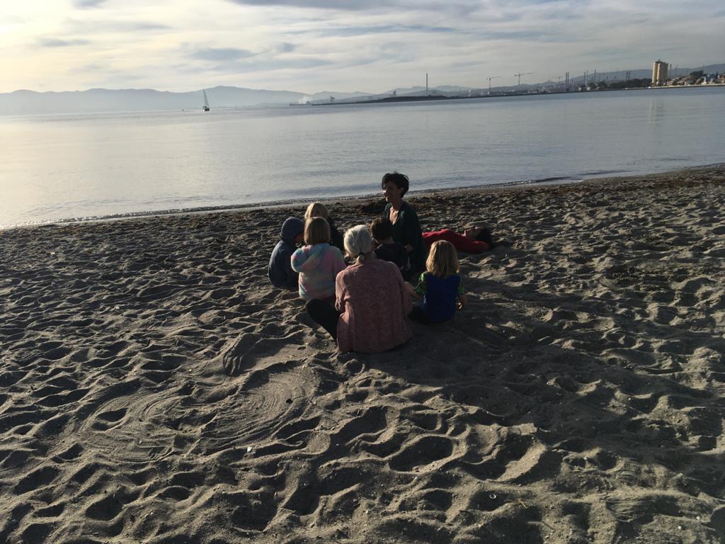Terminando la clase de yoga niños. Cantando ohms 