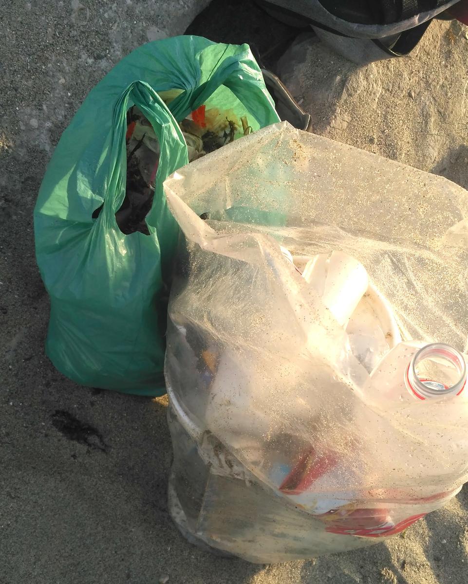 2 bolsas de plastico llenas de basura encontrada en la playa