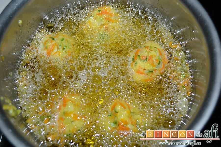 Albóndigas de verduras, freírlas en abundante aceite