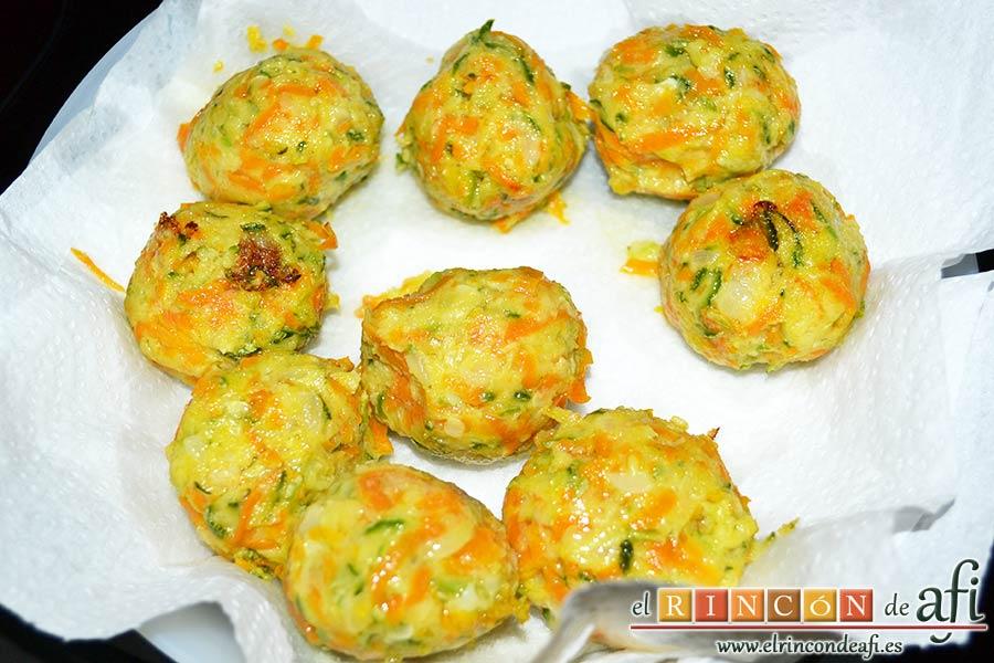 Albóndigas de verduras, ponerlas a escurrir en papel absorbente