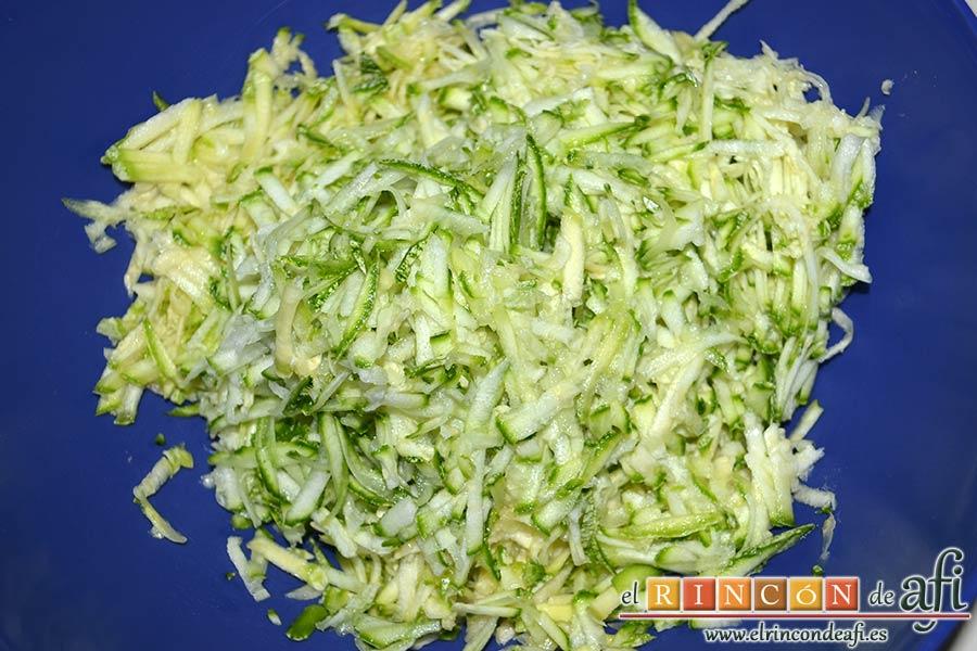 Albóndigas de verduras, rallar los calabacines y ponerlos en un bol