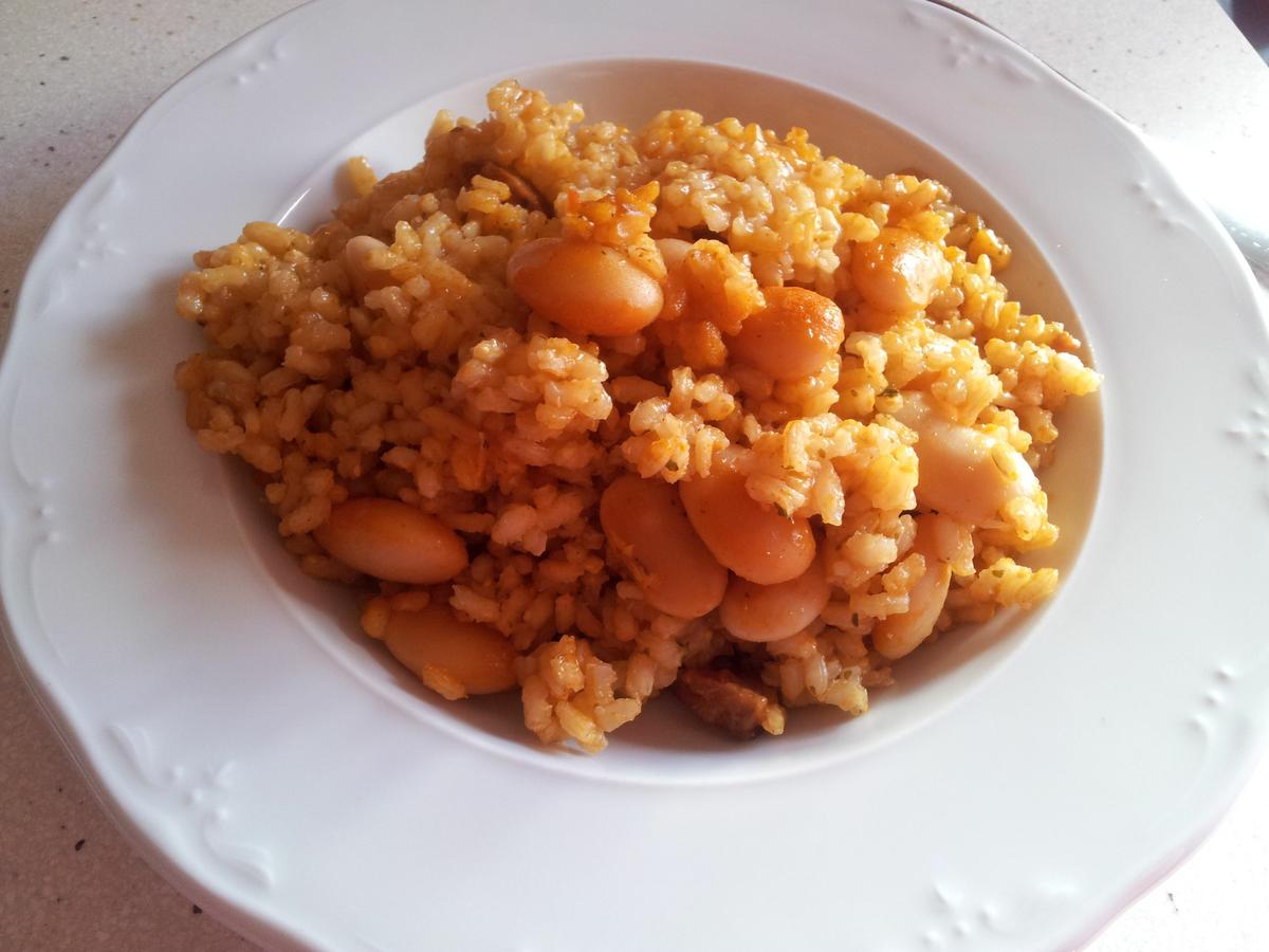 Arroz con abas y chorizo