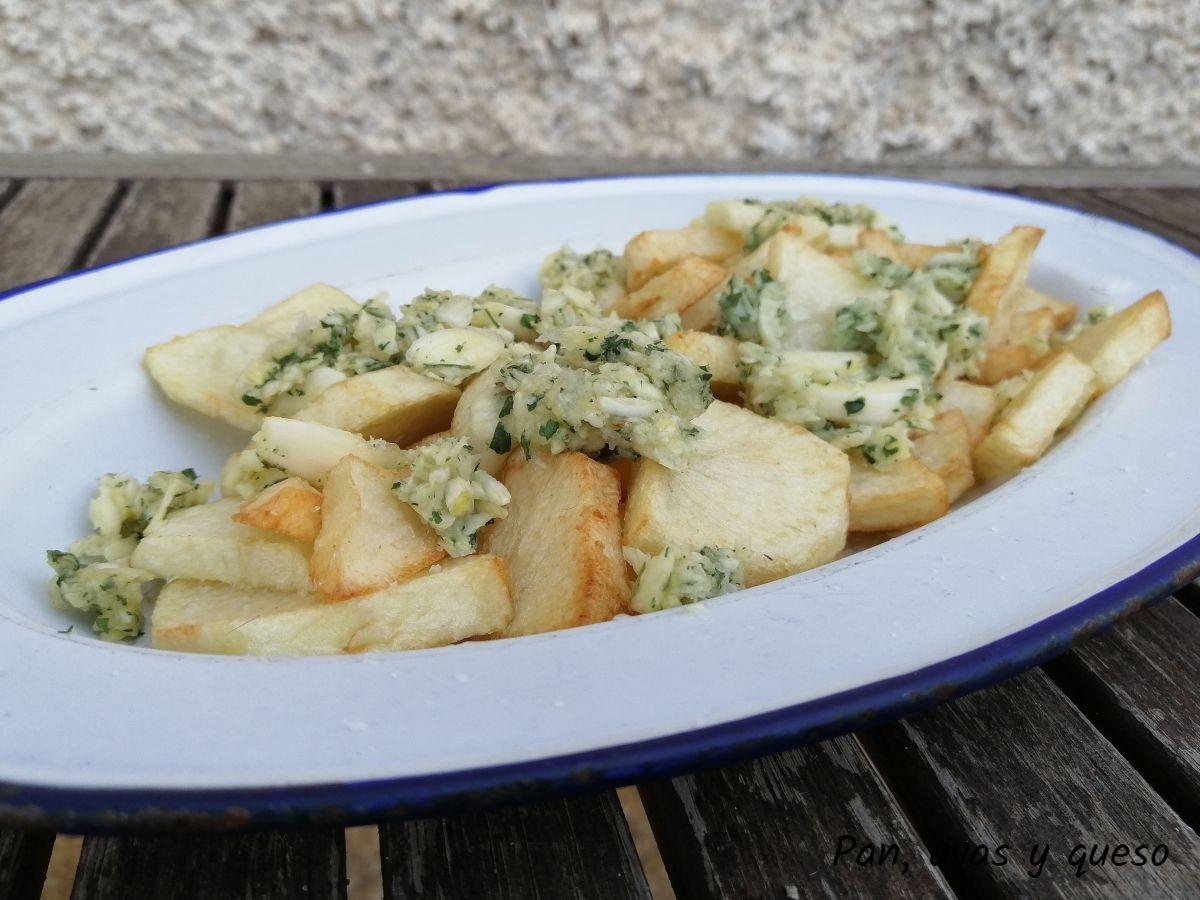 patatas sarladaises grasa de pato - pan uvas y queso 