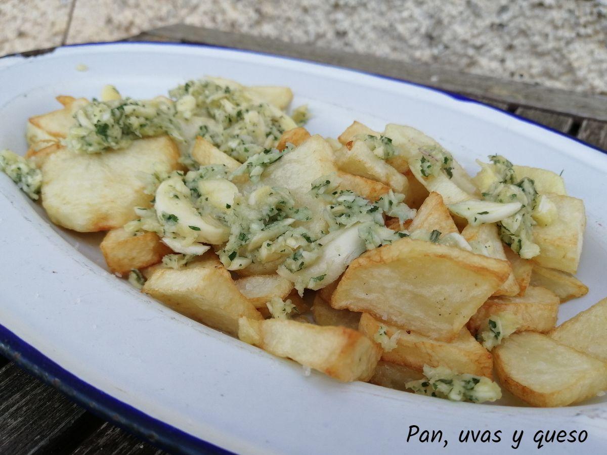 patatas sarladaises grasa de pato - pan uvas y queso