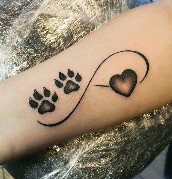 Tatuajes de huellas de tu mascota con un corazón