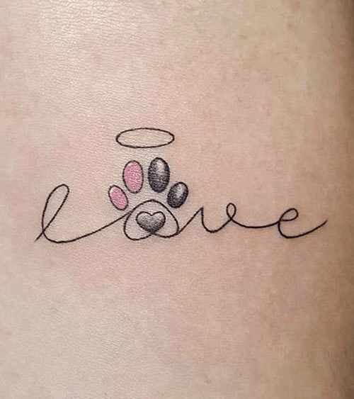 Tatuaje de huella de mascota y palabra love