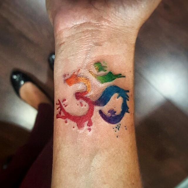 Tatuaje con símbolo Om combinados con colores