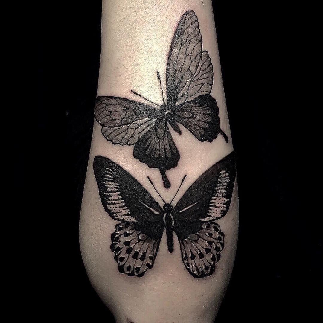 Tatuajes de mariposas en blanco y negro