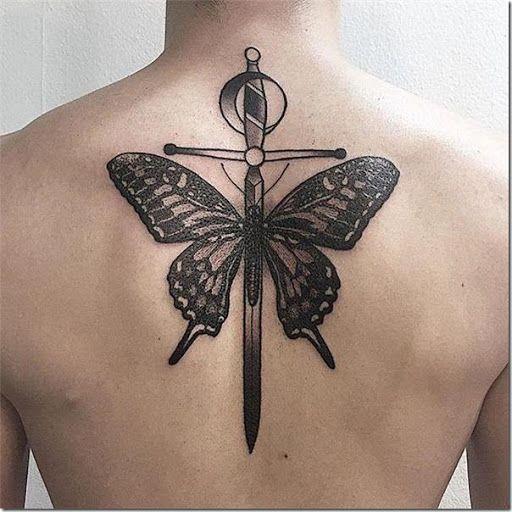 Tatuaje de mariposa con espada