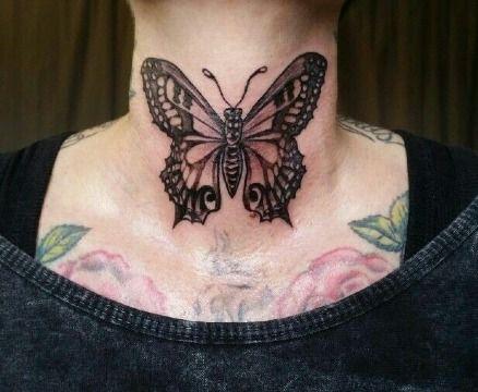 Tatuaje de mariposa en el cuello