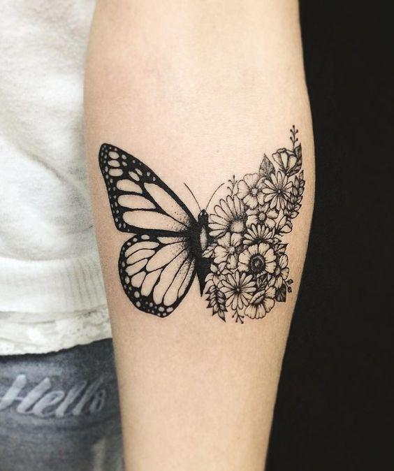 Tatuaje de mariposa y flores