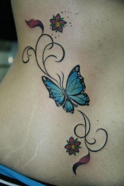 Tatuaje de mariposas con enredaderas