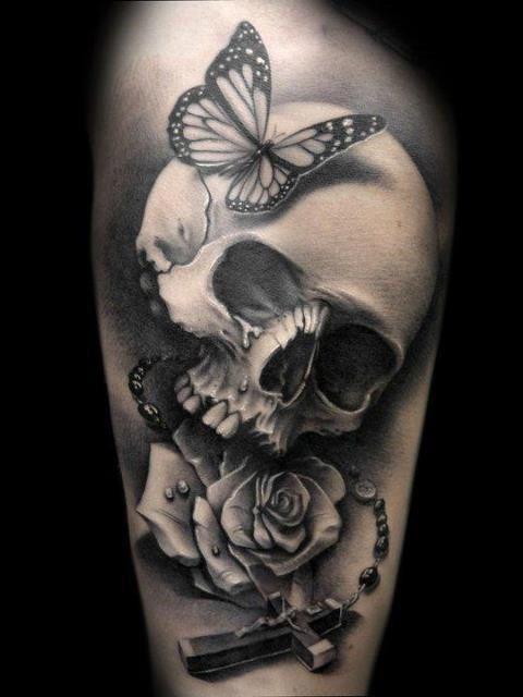 Tatuaje de mariposa con calaveras