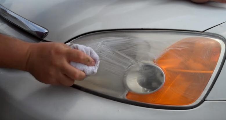 Faros con pasta de dientes. Vía TopConcesionarios.