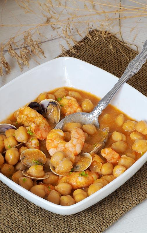 receta de potaje de garbanzos con langostinos y almejas
