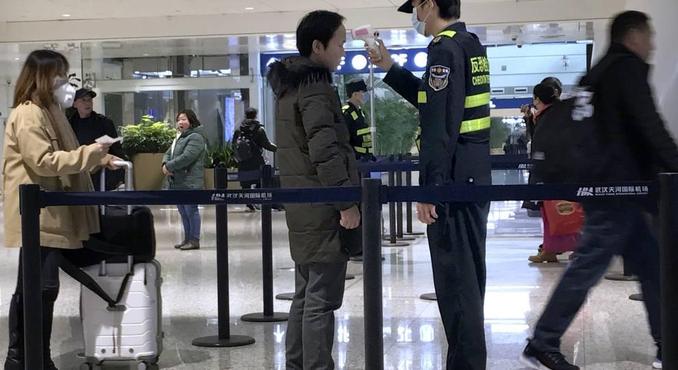 revisión en aeropuerto en busca de Coronavirus