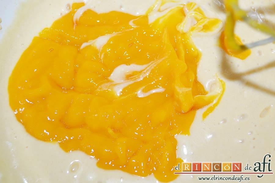 Bocados de yogur y manga, añadir el puré de manga