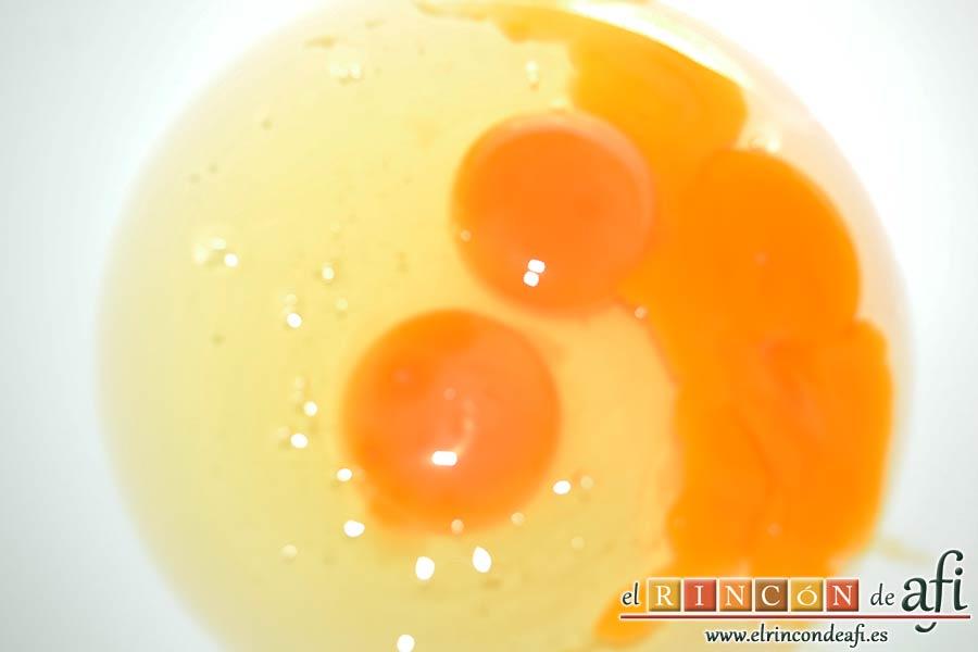 Bocados de yogur y manga, poner en un bol los huevos