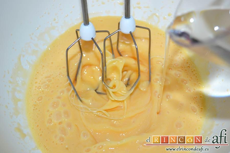 Bocados de yogur y manga, añadir el aceite de girasol poco a poco, sin dejar de batir