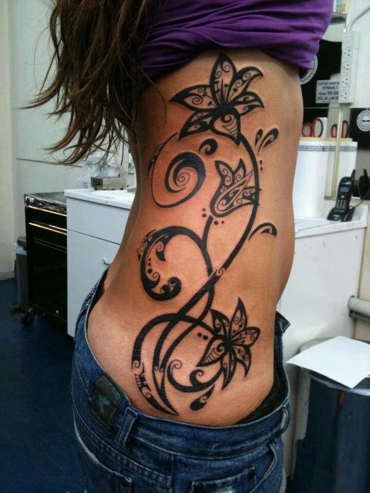 Tatuaje tribal con flor