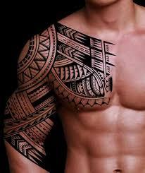 Tatuaje tribal en forma de roca