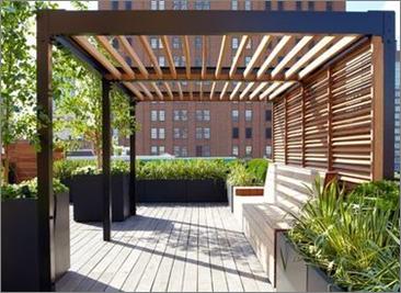 Pérgola en frete a una residencia del tipo Horizontal