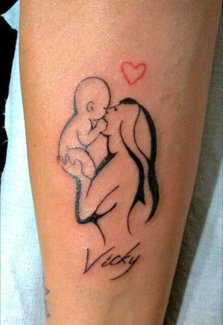 Tatuaje de mujer con bebé en brazos