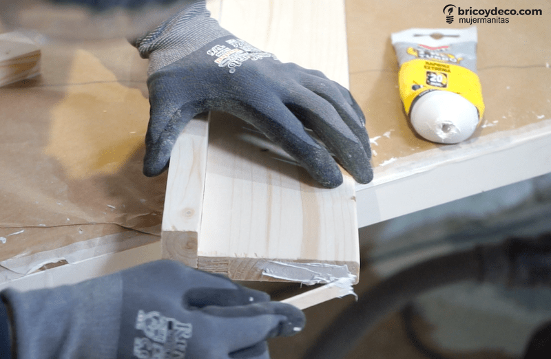 aplicar adhesivo de montaje sobre madera