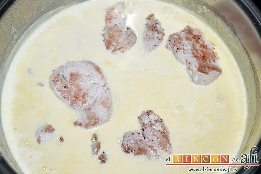 Solomillo de cerdo con salsa de paté, ir metiéndolos en el caldero con la salsa
