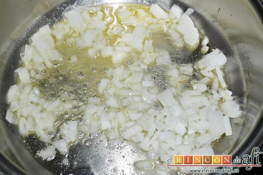 Solomillo de cerdo con salsa de paté, añadir la cebolla troceada