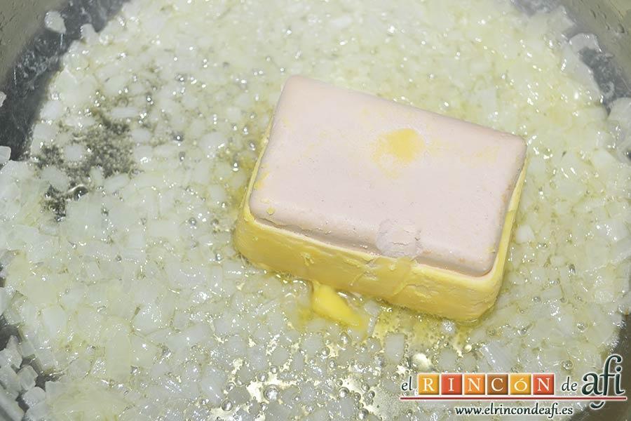 Solomillo de cerdo con salsa de paté, añadir el foie gras