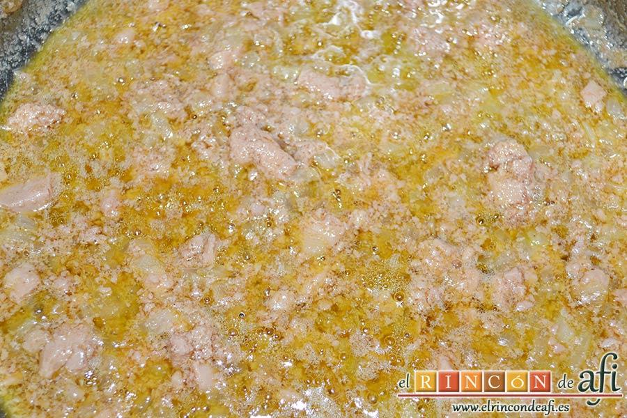 Solomillo de cerdo con salsa de paté, remover hasta que se vaya deshaciendo