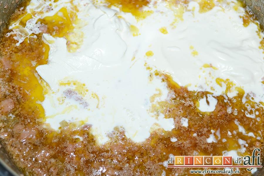 Solomillo de cerdo con salsa de paté, añadir la nata (crema de leche)