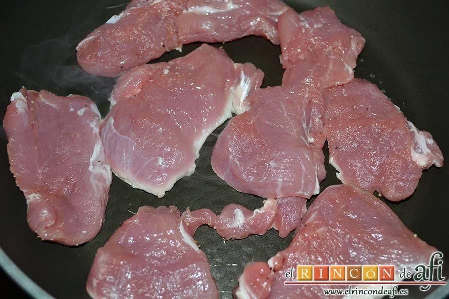 Solomillo de cerdo con salsa de paté, poner los medallones en una sartén sin aceite