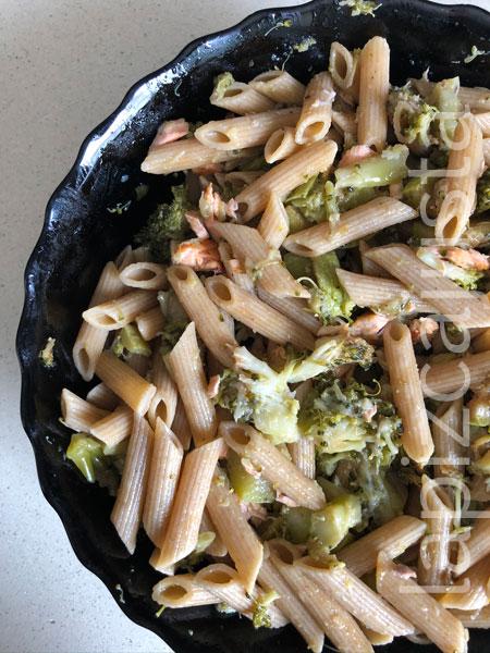 pasta con verduras al wok y salmón