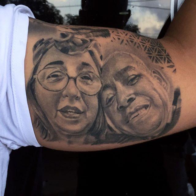 Tatuaje de rostro de los padres