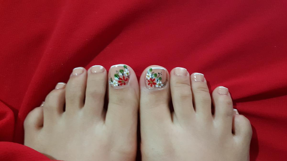 Uñas de pies francesas con flores.