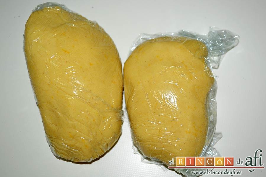 Lenguas de gato de naranja, envolver la masa en film y refrigerar