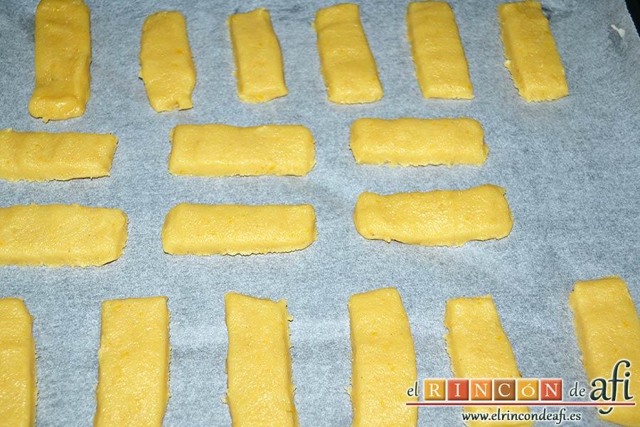 Lenguas de gato de naranja, formar las lenguas y ponerlas en una bandeja con papel de horno