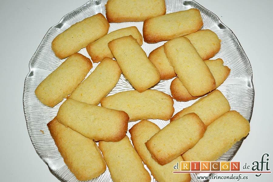 Lenguas de gato de naranja, dejarlas enfriar antes de despegarlas