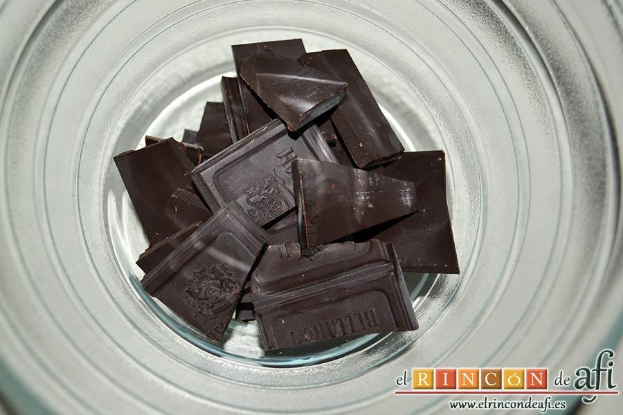 Lenguas de gato de naranja, trocear el chocolate negro y ponerlo en un bol