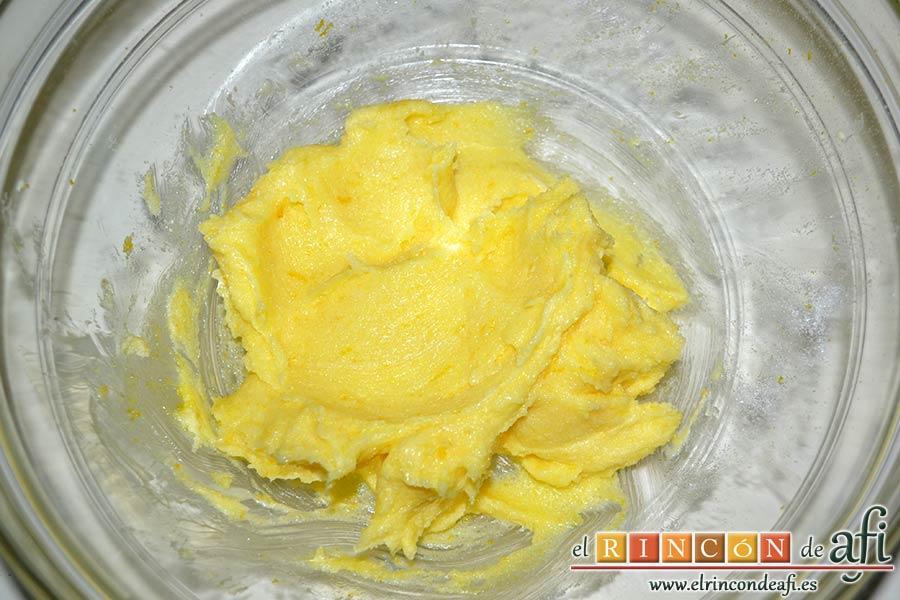 Lenguas de gato de naranja, mezclar con cuchara