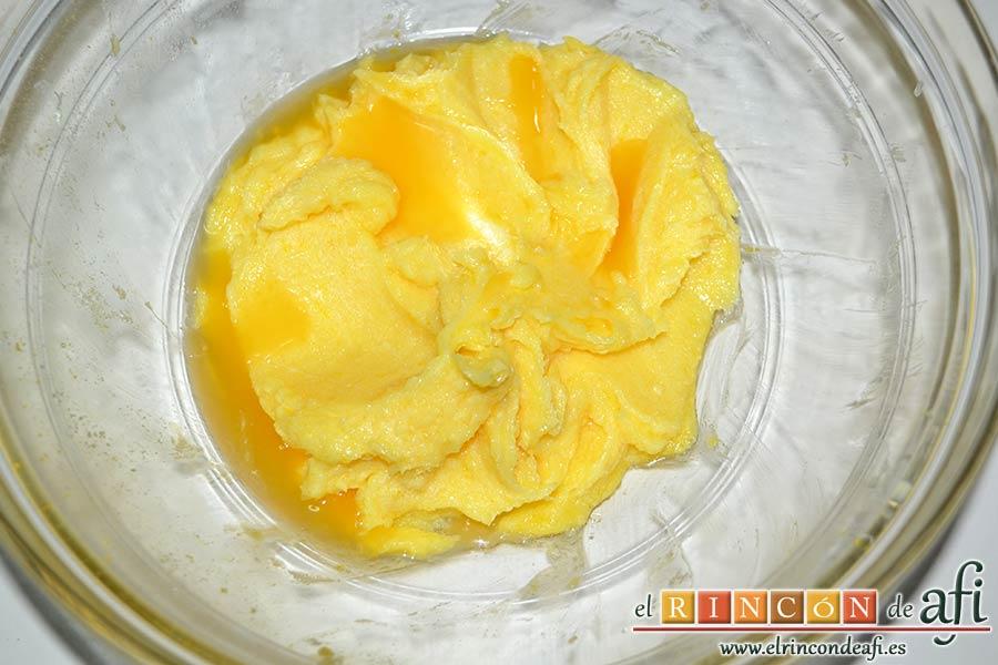 Lenguas de gato de naranja, añadir el zumo de naranja