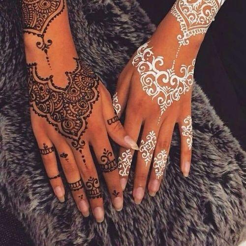 Tatuajes hindú en blanco y negro