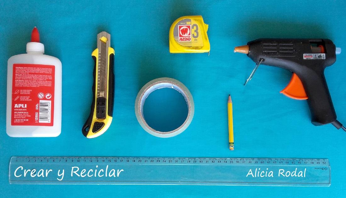 Como hacer muebles, organizadores, repisas y cajones de cartón, para tener tu ropa, materiales y demás objetos, bien organizados en el armario. 