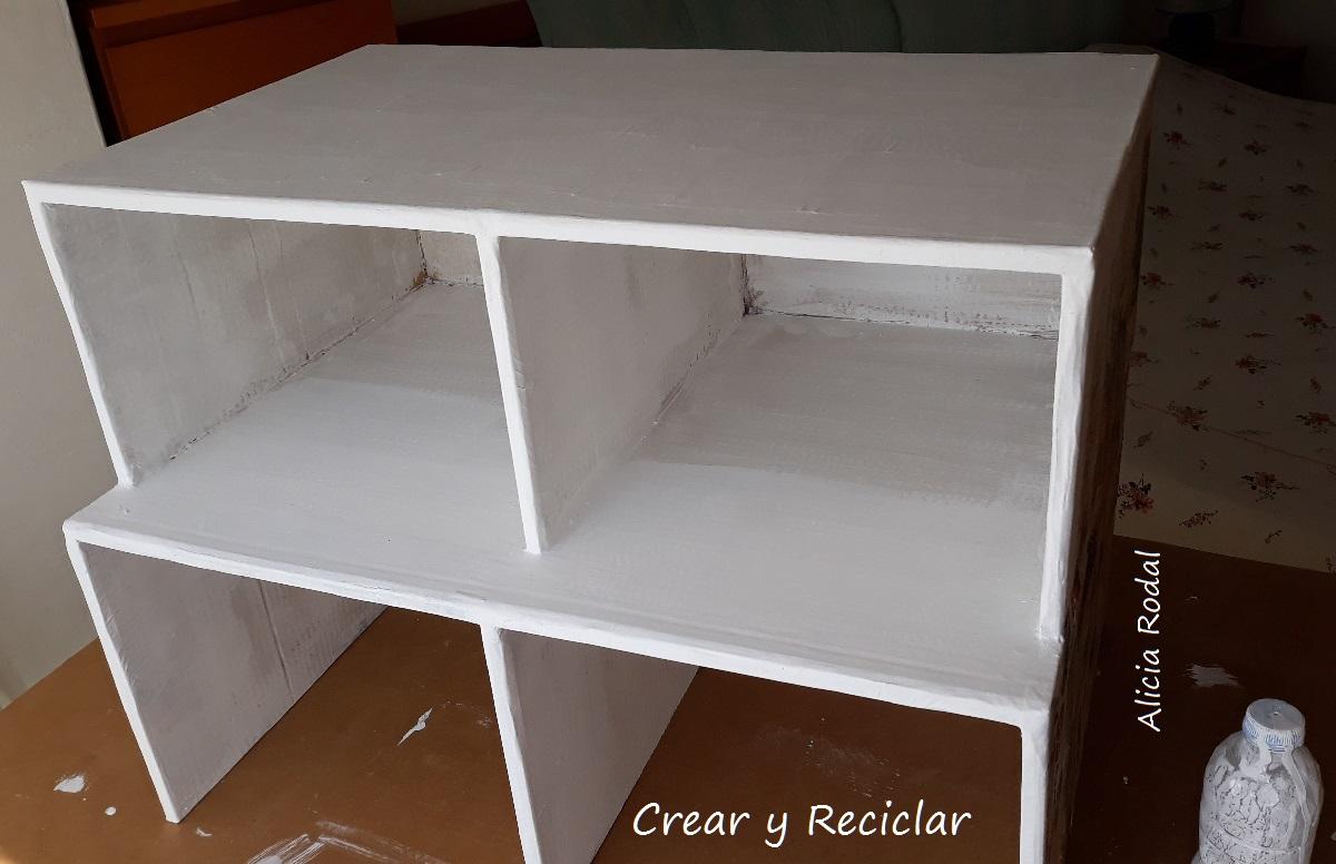 Como hacer muebles, organizadores, repisas y cajones de cartón, para tener tu ropa, materiales y demás objetos, bien organizados en el armario. 