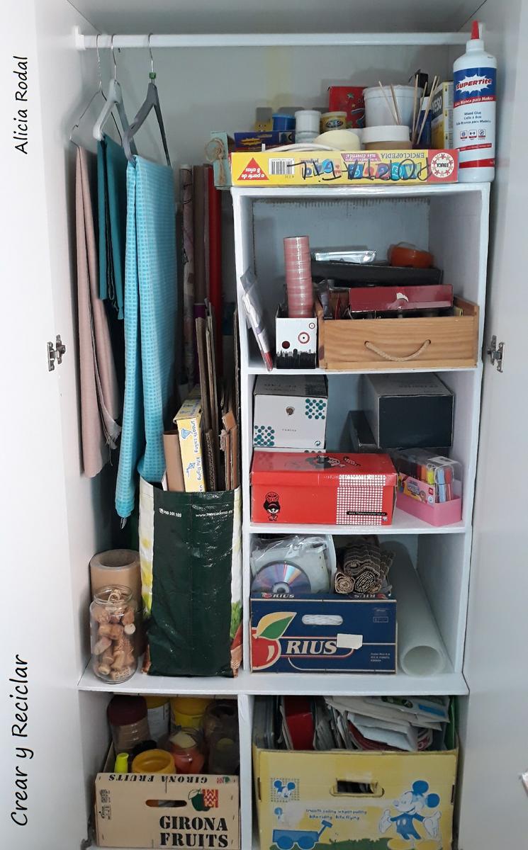 Como hacer muebles, organizadores, repisas y cajones de cartón, para tener tu ropa, materiales y demás objetos, bien organizados en el armario. 