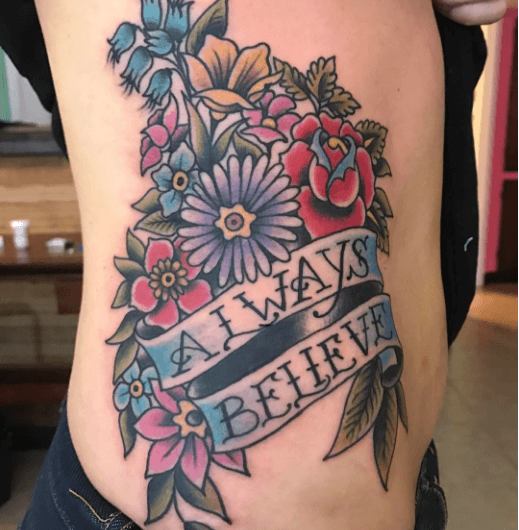 Tatuaje de frases de canciones con marcos