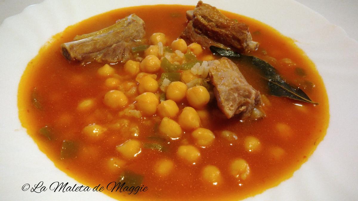 Guiso de garbanzos con arroz y costillas